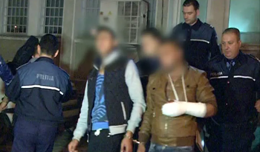 Patru dintre elevii care s-au bătut cu săbii şi cuţite în Bucureşti, arestaţi pentru 29 de zile