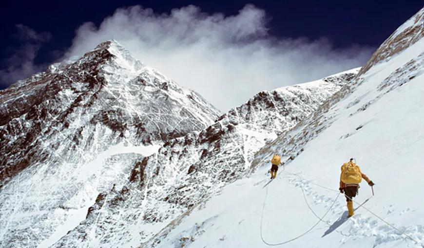Aproape 90 de turişti, blocaţi pe Everest în urma căderilor masive de zăpadă