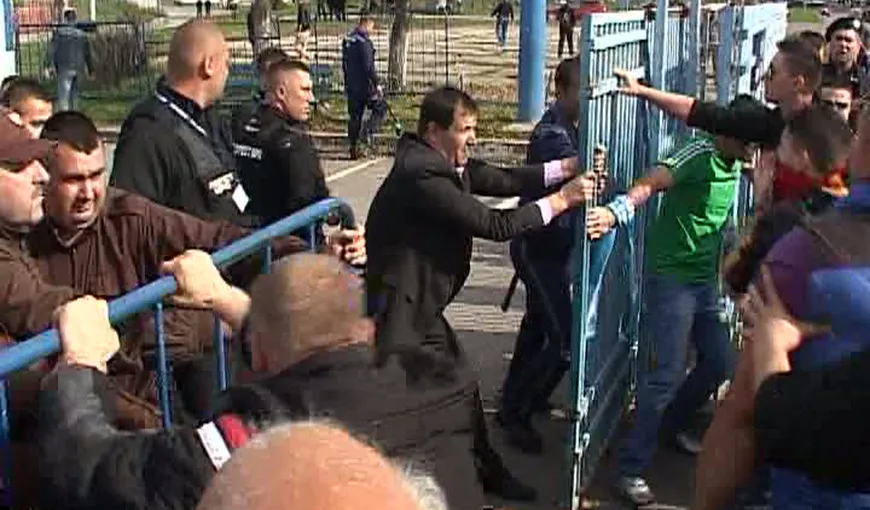Fotbalul, prilej de scandal la Craiova. Suporterii furioşi s-au îmbrâncit cu jandarmii VIDEO
