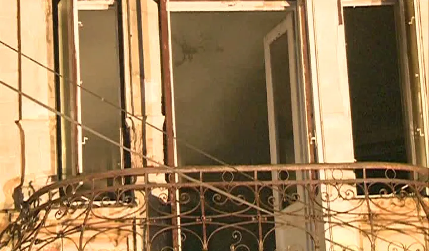 O bătrână de 80 de ani a rămas fără casă în urma unui incendiu VIDEO