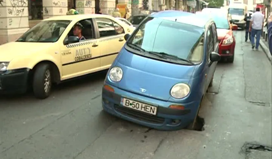 Străzile Capitalei, pline de capcane pentru şoferi. Un bărbat a căzut cu maşina într-o groapă VIDEO
