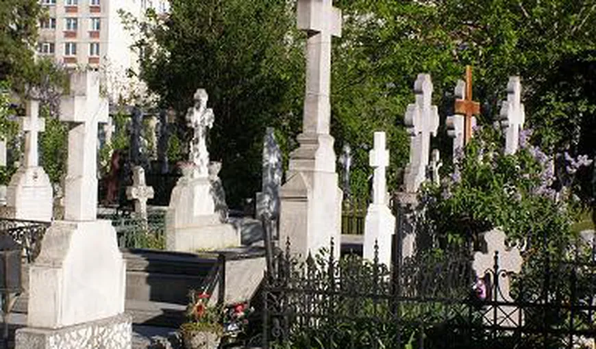 INCREDIBIL. Ce au descoperit groparii în cimitirul din Bârlad. Au alertat imediat autorităţile