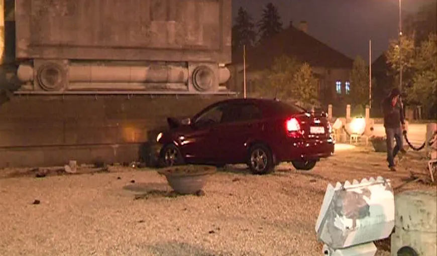 Un şofer grăbit a intrat cu maşina în Arcul de Triumf din Capitală VIDEO