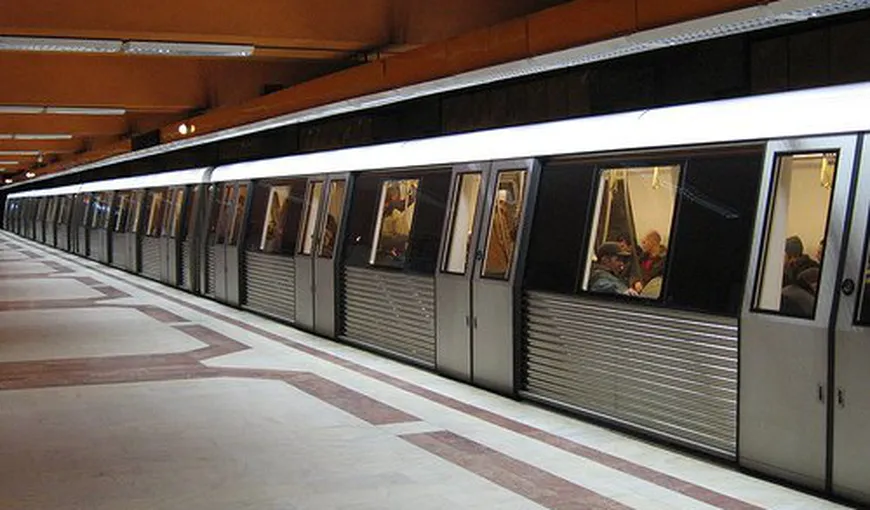 Călători BLOCAŢI în metrou între staţii