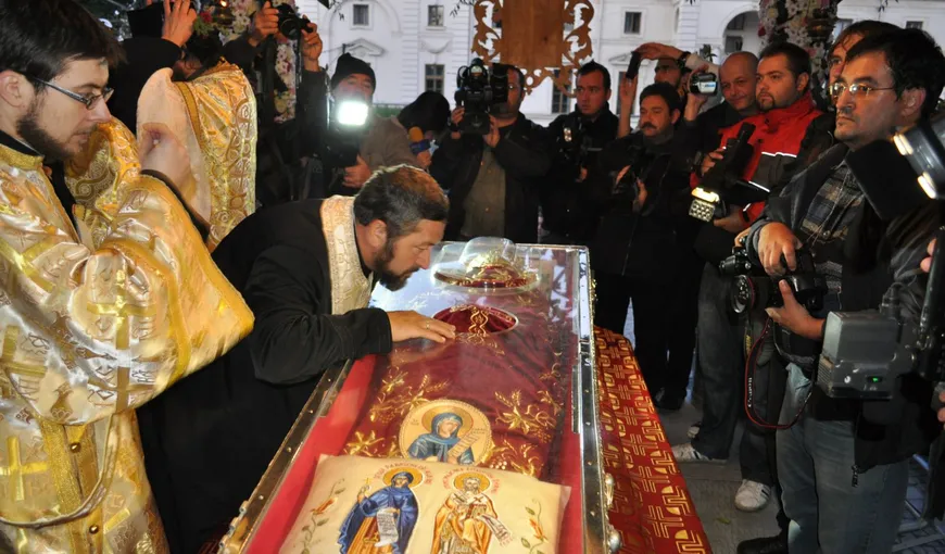 Mii de pelerini au mers să se închine la moaştele Sfintei Parascheva