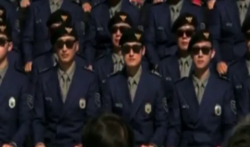 Poliţia Gangnam Style: Ofiţerii din Coreea de Sud, îmbrăcaţi de designerul rapperului Psy VIDEO