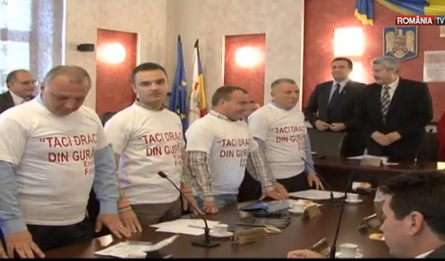 Protest inedit al consilierilor locali PDL din Râmnicu Vâlcea. Au purtat tricouri cu „Taci dracu’ din gură”