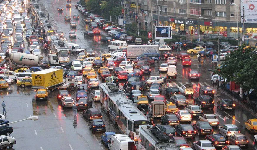 Viceprimarul Capitalei: Bucureştenii şi-au luat maşinile drept umbrelă pe ploaie