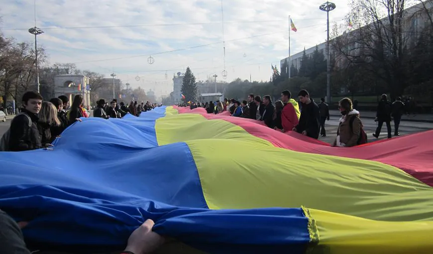 Marş în Bucureşti pentru unirea cu Basarabia. Peste 100 de basarabeni au cusut un steag tricolor de 1.200 mp