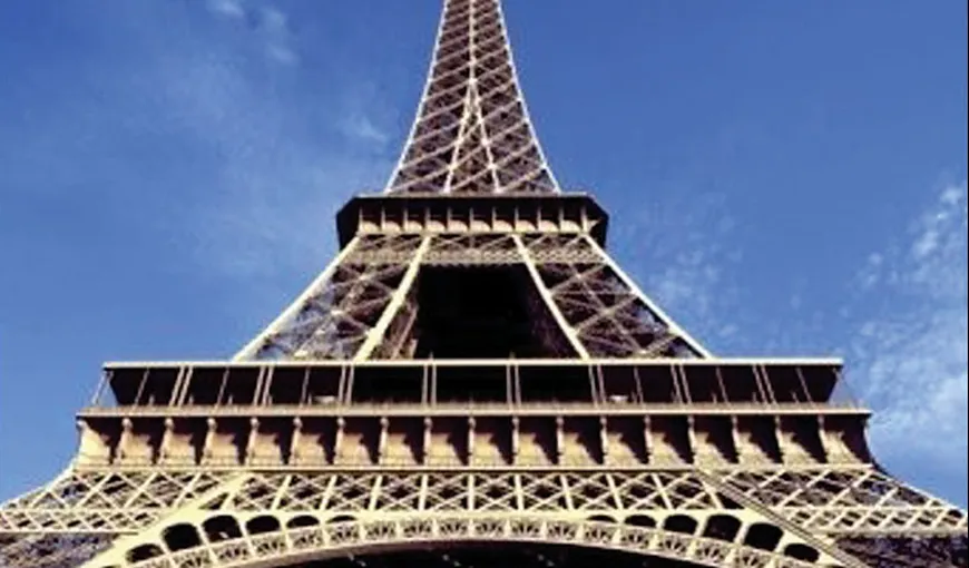 Protest Greenpeace în Turnul Eiffel faţă de încarcerarea în Rusia a 30 de activişti ai organizaţiei