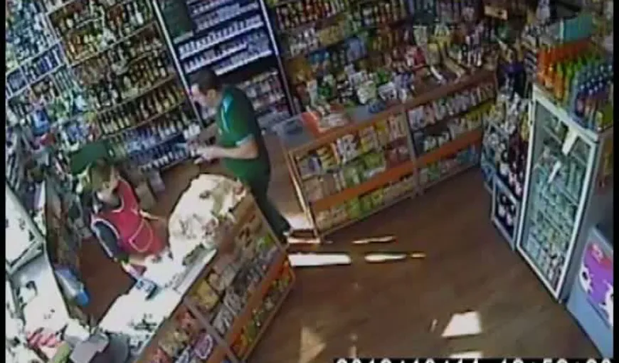 O vânzătoare din Baia Mare, ameninţată cu cuţitul de un bărbat VIDEO