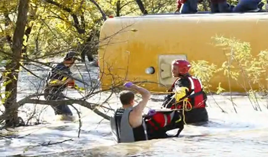 Copii salvaţi după ce un AUTOBOZ ŞCOLAR a căzut într-un râu. Micuţii s-au căţărat pe acoperişul maşinii VIDEO
