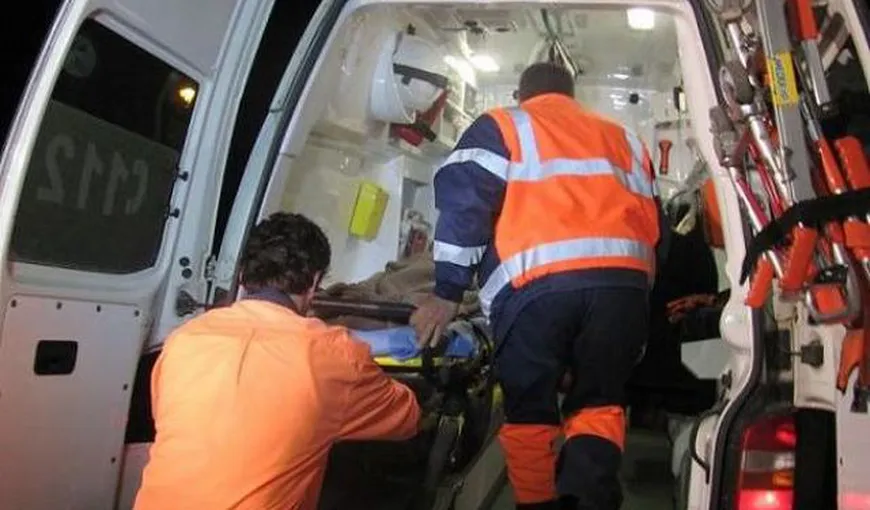 Accident la Vaslui. Un autobuz a intrat într-o ambulanţă care transporta la spital un pacient în stare gravă