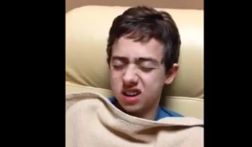 S-a făcut de râs în faţa mamei sale: Un tânăr sub anestezie spune tot ce are pe suflet, fără cenzură VIDEO