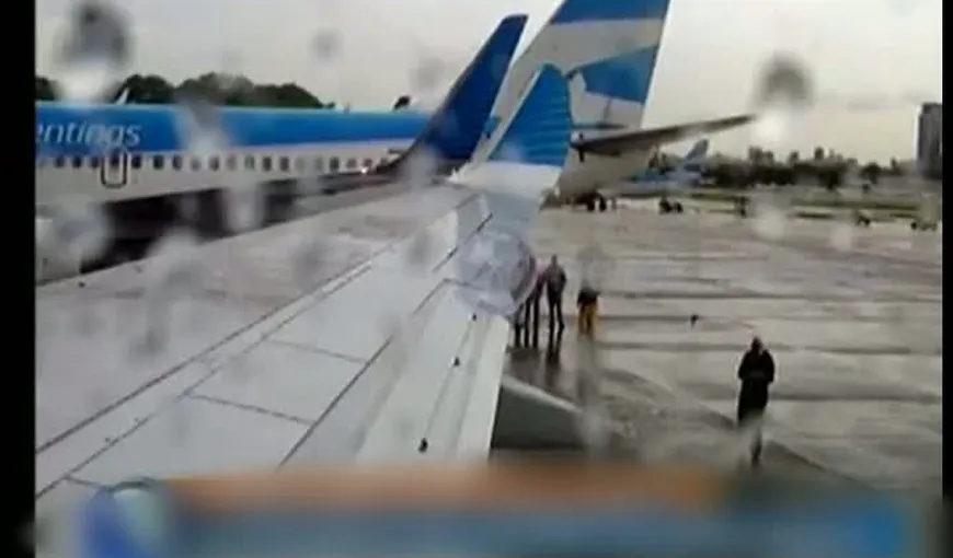Accident pe un aeroport din Buenos Aires. Două avioane s-au CIOCNIT la DECOLARE