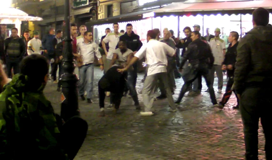 SCANDAL în centrul Capitalei. Angajaţii unei shaormerii au bătut patru clienţi de culoare VIDEO