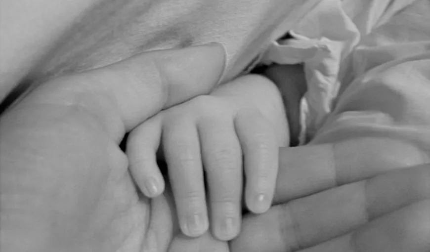 ŞOCANT: Un afacerist a cumpărat un bebeluş de la o familie de romi
