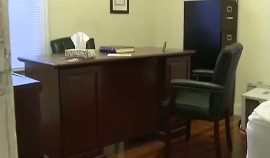 NOROC CHIOR: A găsit o MICĂ AVERE într-un birou cumpărat de pe net VIDEO