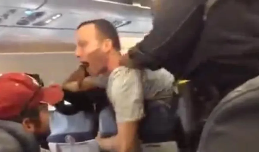 Scenă INCREDIBILĂ filmată în avion: „Este o bombă…”