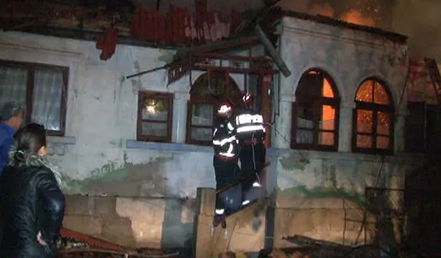 O casă din Argeş a fost mistuită de flăcări, iar doi BĂRBAŢI au fost la un pas să ardă de vii