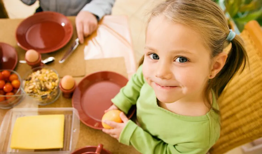 Cum să-ţi înveţi copilul bune obiceiuri la masă