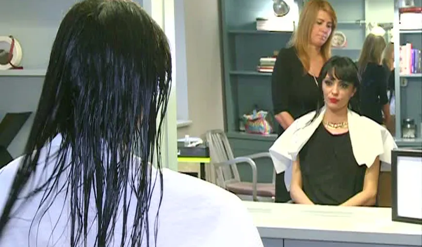 Cosmina Păsărin îşi face tratament de fiţe pentru păr. Vezi ce procedură foloseşte VIDEO