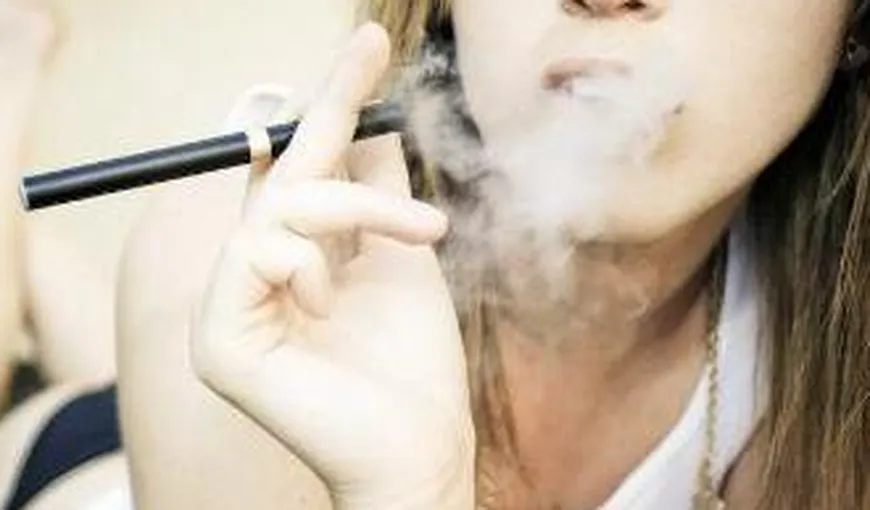 Ce au păţit două femei după ce au fumat ţigări electronice