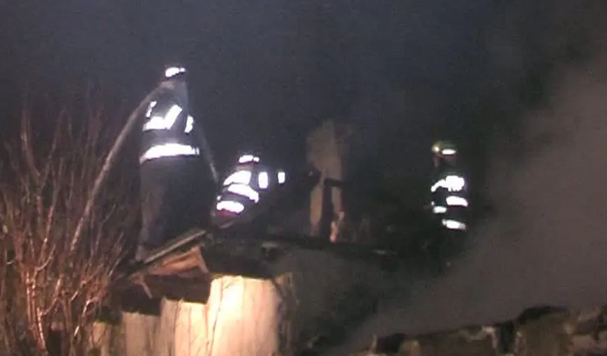 INCENDIU în Buzău. Un bărbat era să ardă de viu în propria casă VIDEO