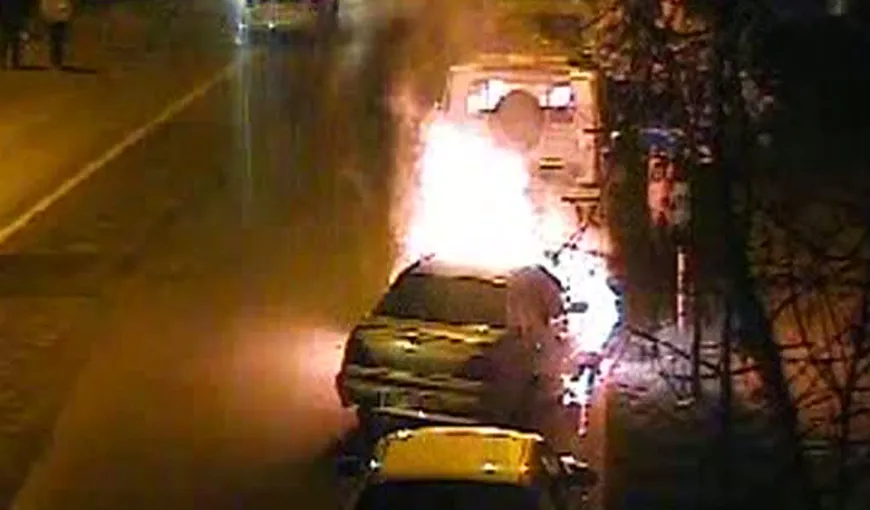 O maşină a ars ca o torţă după ce un şofer beat a pierdut controlul volanului