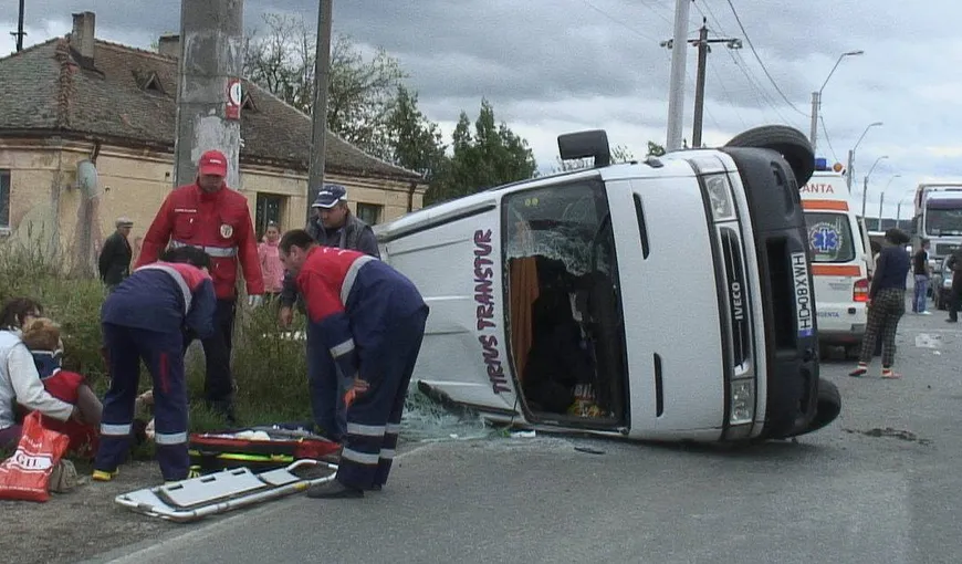 Accident TERIBIL în Buzău. Un microbuz plin cu persoane cu handicap s-a RĂSTURNAT