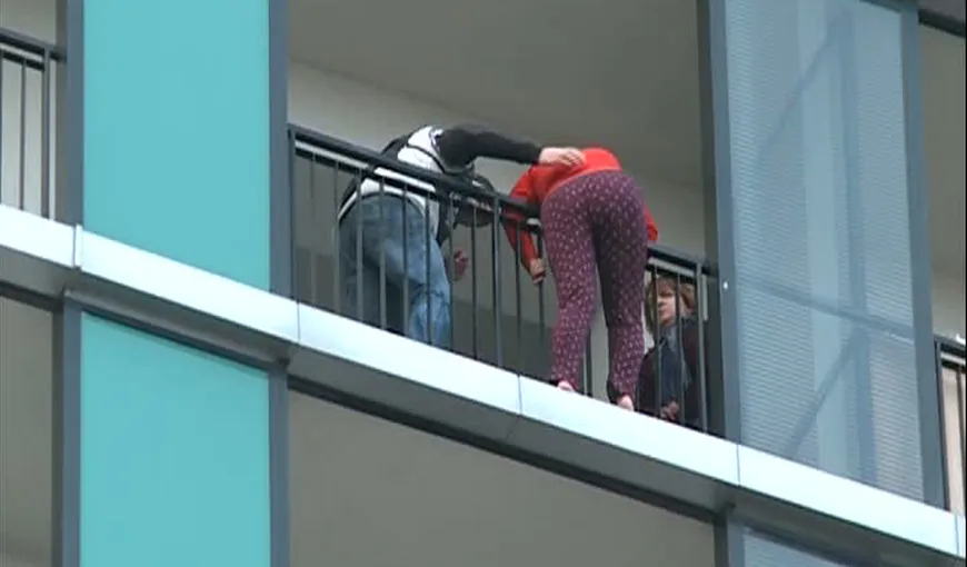 Femeia care a vrut să se arunce de la etajul 13 al unui bloc din Capitală, internată la Spitalul Obregia