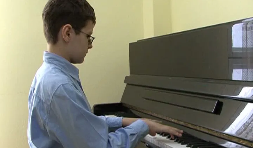 STRIGĂTOR LA CER. Un pianist de 12 ani, somat de FISC să-şi plătească impozitul