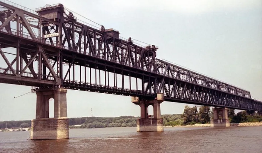 TRAGEDIE pe Podul Prieteniei. Un muncitor care vopsea gardul a căzut şi a dispărut în Dunăre