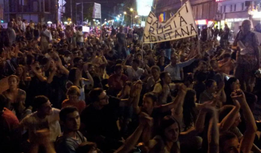 Aproximativ 200 de persoane, la protestul de la Universitate faţă de proiectul minier Roşia Montană