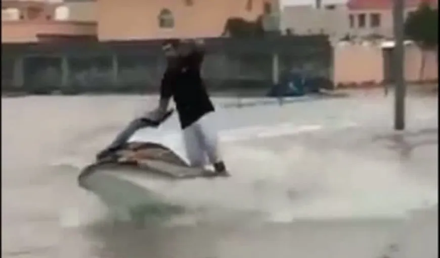 Inundaţii în Riad. Un localnic a ieşit să se plimbe cu ski jetul în capitala Arabiei Saudite VIDEO