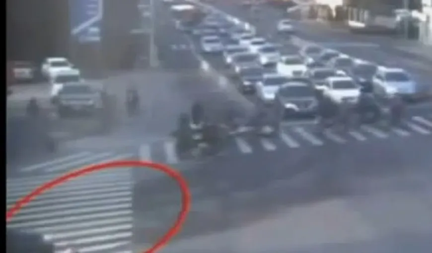 Accident ULUITOR. O femeie a scăpat MIRACULOS cu viaţă după ce o maşină a trecut peste ea – VIDEO