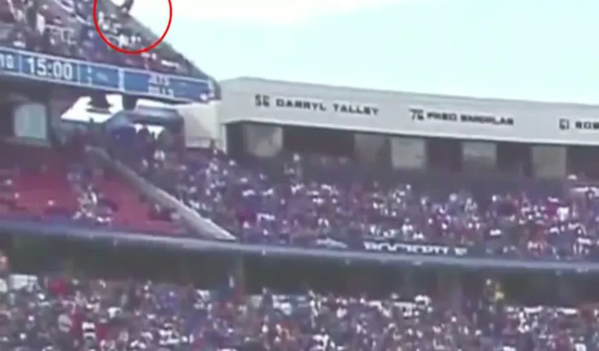 Incident SPECTACULOS la un meci de fotbal: Cum a scăpat un suporter după o căzătură groaznică VIDEO