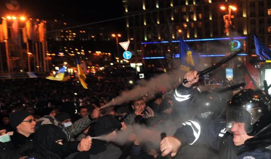Forţele de ordine ucrainene au intervenit VIOLENT pentru dispersarea manifestanţilor din Kiev