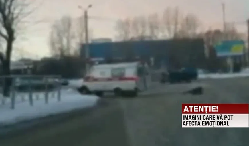 ACCIDENT TERIBIL în Rusia: Un medic a căzut din ambulanţă în urma impactului VIDEO