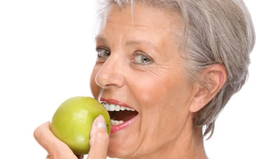 Medicii le recomandă persoanelor de peste 50 de ani să mănânce un măr pe zi. Vezi motivul