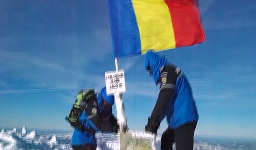 Jandarmii au pus DRAPELUL NAŢIONAL pe vârful Parângului VIDEO