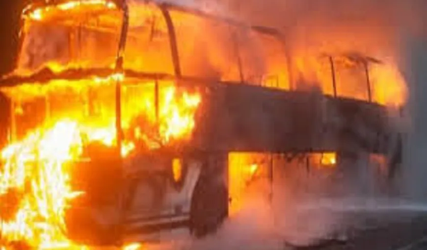 Clipe de groază pe autostradă. Un autocar cu români a fost cuprins de flăcări VIDEO