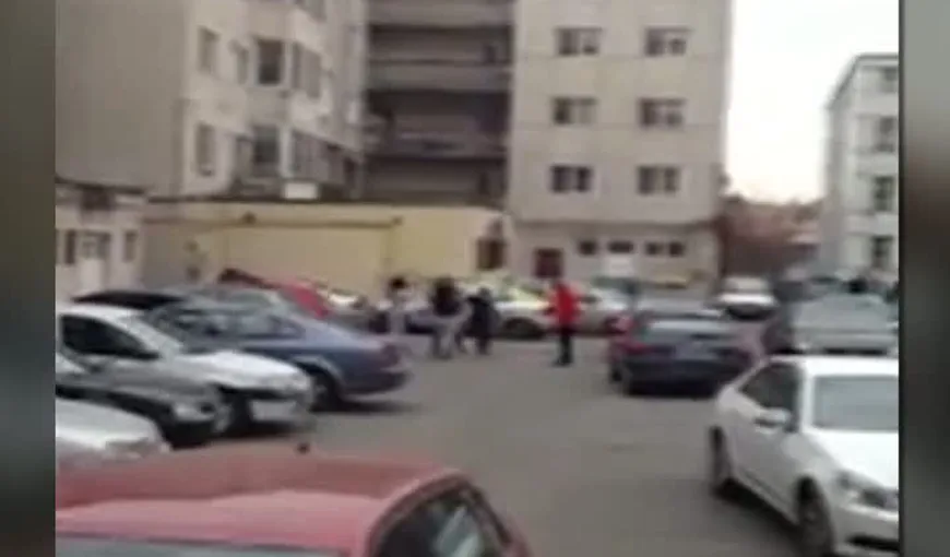 Bătaie între fete, în mijlocul străzii: Adolescentele s-au lovit cu pumnii şi picioarele, în Râmnicu Vâlcea