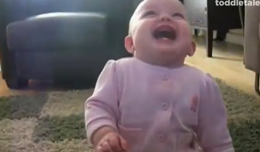Cel mai ADORABIL bebeluş. Uite cum „leşină” de râs în timp ce câinele său mănâncă popcorn VIDEO