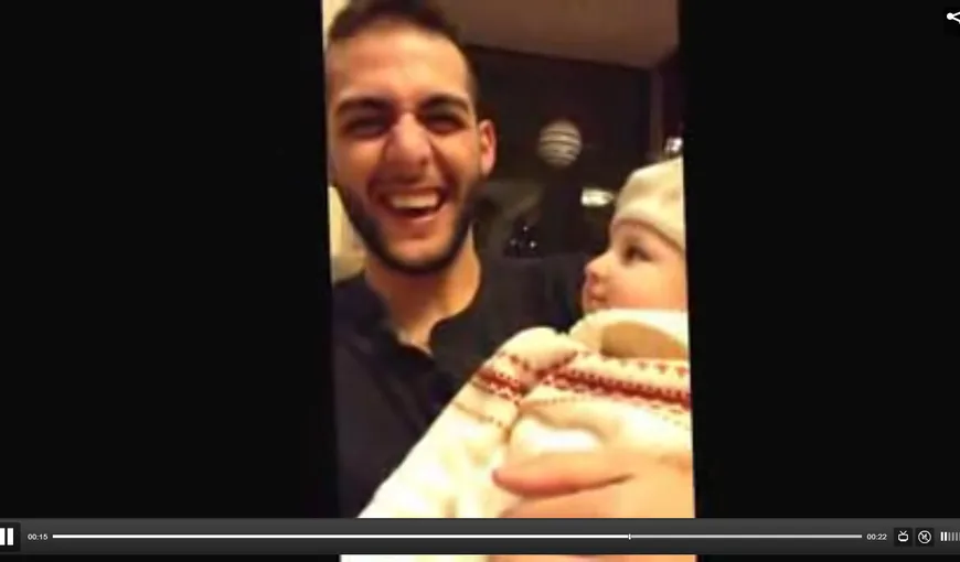 Te prăpădeşti de RÂS: Reacţia unui BEBELUŞ în timp ce tatăl îşi demonstrează TALENTUL VOCAL VIDEO