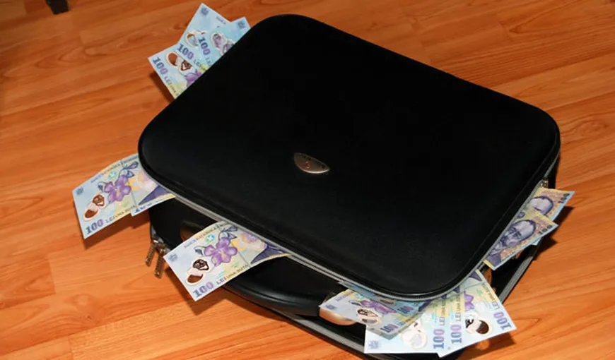 Un bărbat din Târgu Jiu a găsit pe stradă o borsetă plină cu bani. Află ce a făcut cu ea
