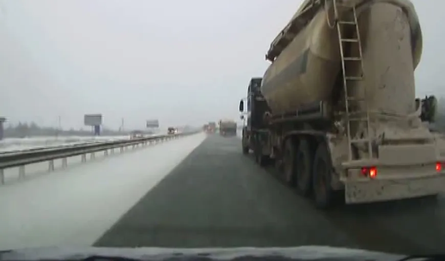 Accident grav pe o autostradă din Rusia: Un camion scăpat de sub control face prăpad VIDEO