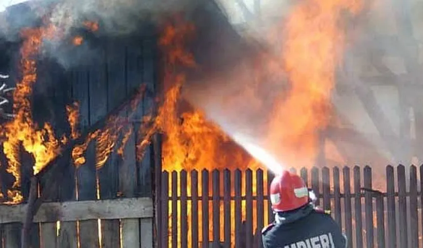 INCREDIBIL. Angajaţii de la gaze au dat foc la casă după ce au verificat o conductă cu bricheta