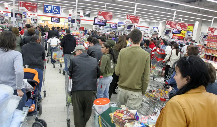 Românii s-au călcat în picioare pentru reducerile din supermarketuri, chiar în toiul nopţii