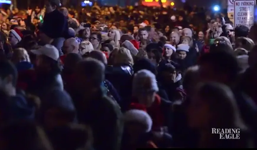 Gest emoţionant de Crăciun: Mii de oameni au cântat colinde pentru o fetiţă bolnavă de leucemie VIDEO